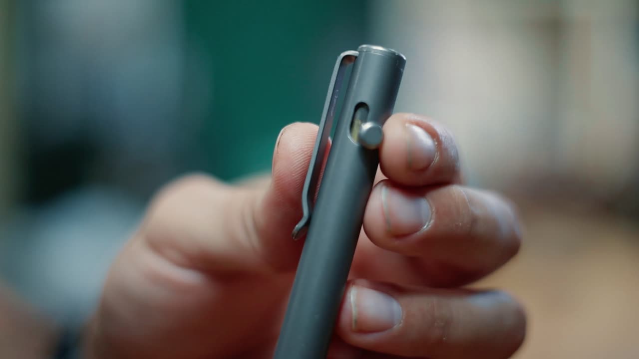 Big Idea Design Base Line Bolt Action Pen. Big Idea Design Base Line, thumb working the bolt-action knob.